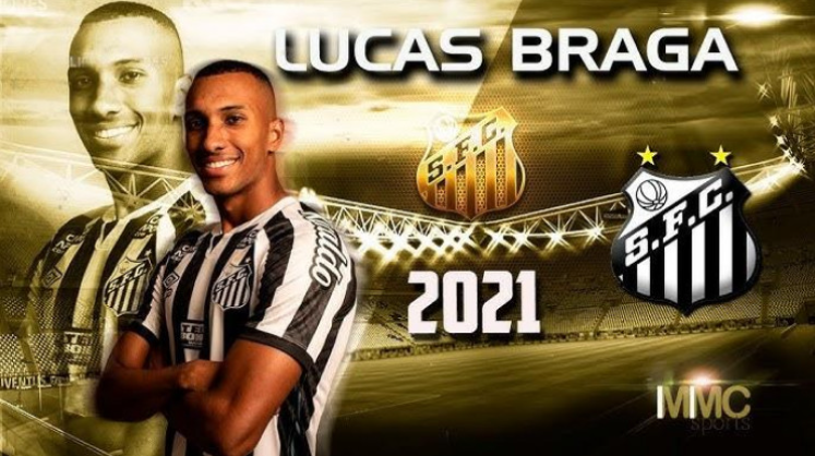 Lucas Braga diante de um fundo de futebol