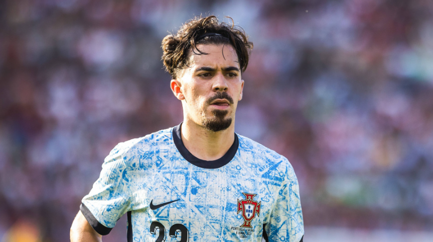 Jogador da seleção portuguesa mostra cartão amarelo ao árbitro do jogo dos quartos-de-final do EURO 2024